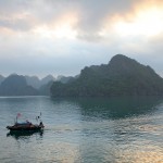 Lever du soleil mystérieux et extraordinaire sur la baie d'Halong