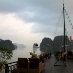 Seuls sur le pont pour admirer le lever du soleil sur Halong Bay