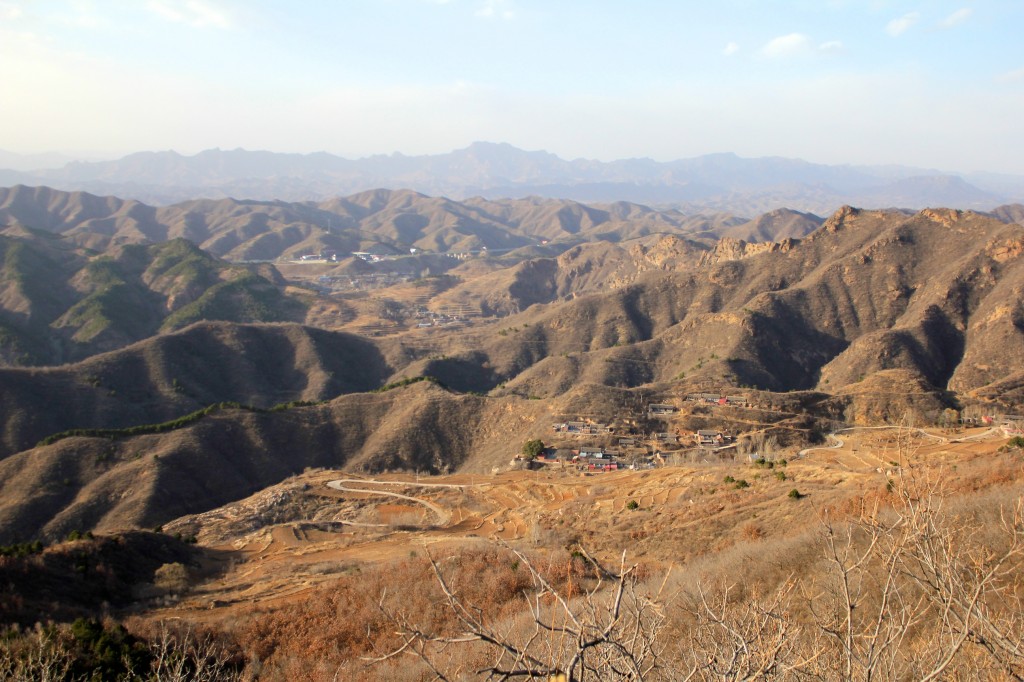 Montagnes depuis Simatai et village de Dongpo en contre-bas