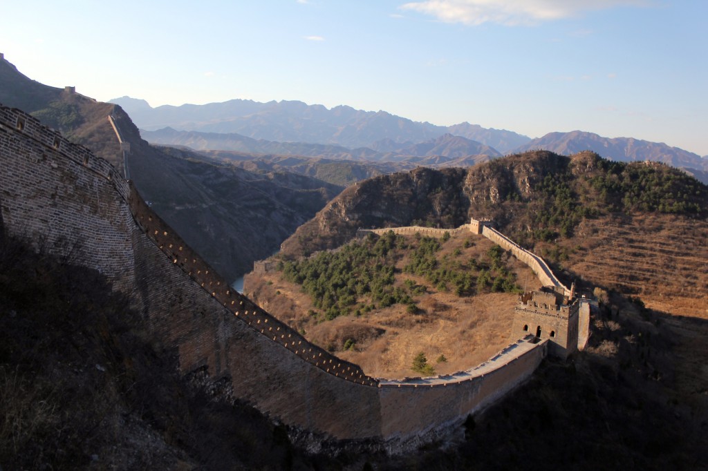 La muraille de Chine mesure en moyenne 6 à 7 mètres de haut et 4 à 5 mètres de large