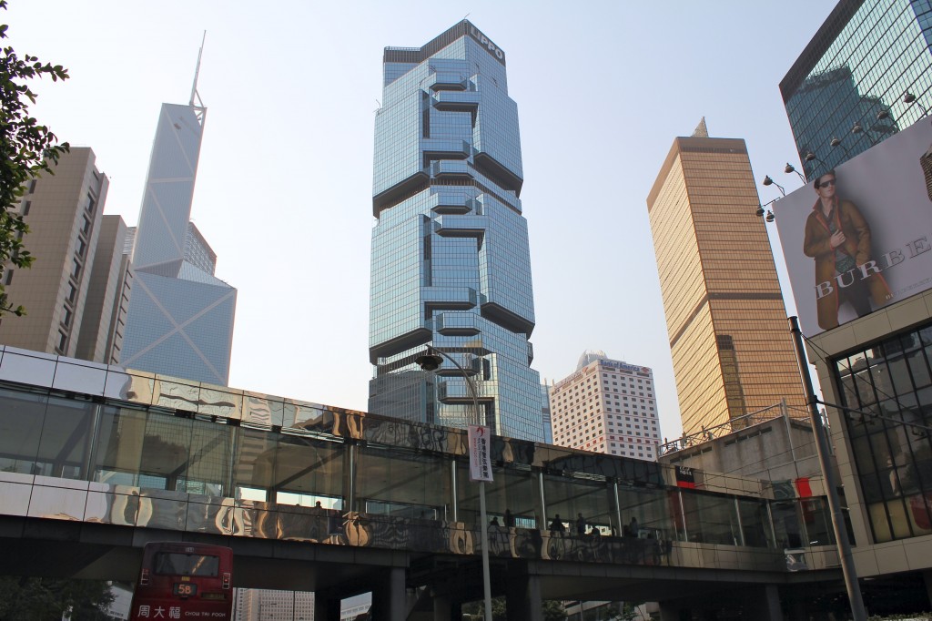 Flyover au dessus d'une avenue sur l'ile d'Hong Kong