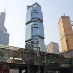 Flyover au dessus d'une avenue sur l'ile d'Hong Kong