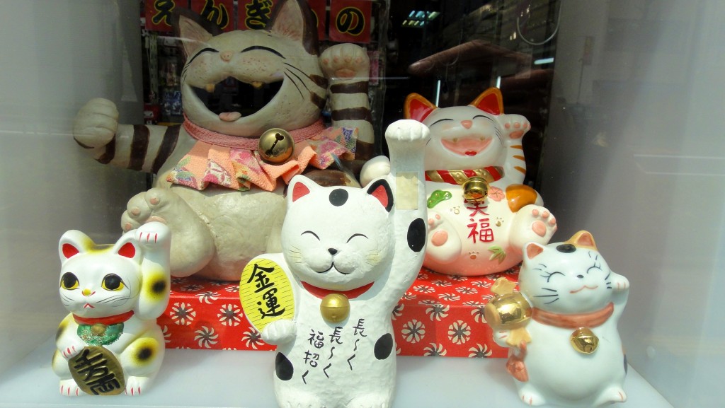Maneki-neko (ou Lucky Cat) invitant les clients à entrer dans les boutiques et restaurants japonais