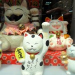 Maneki-neko (ou Lucky Cat) invitant les clients à entrer dans les boutiques et restaurants japonais
