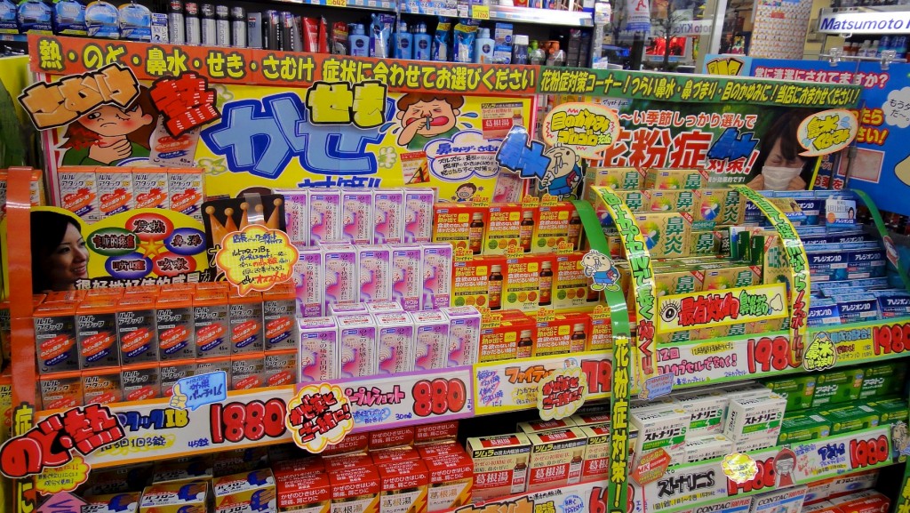 Rayon des médicaments en vente libre d'une pharmacie à Tokyo