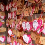 Ema accrochés à un portique dans un temple shinto pour qu'ils soient lus par les dieux (Kami)