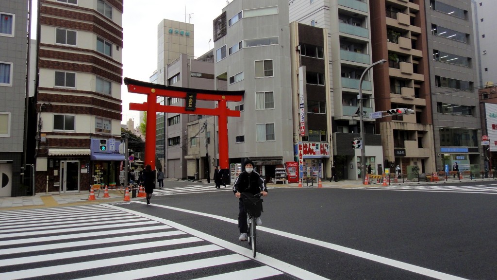 Tori (porte d'un temple) au milieu des immeubles de Tokyo