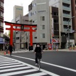 Tori (porte d'un temple) au milieu des immeubles de Tokyo