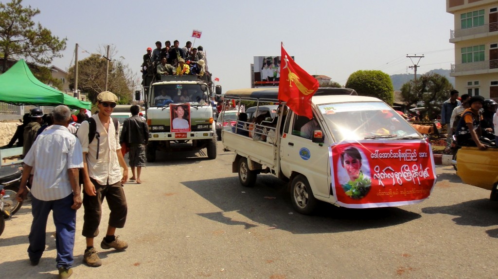 Militants dans les rues de Kalaw venus soutenir leur idole "The Lady"