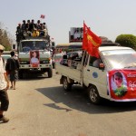 Militants dans les rues de Kalaw venus soutenir leur idole "The Lady"