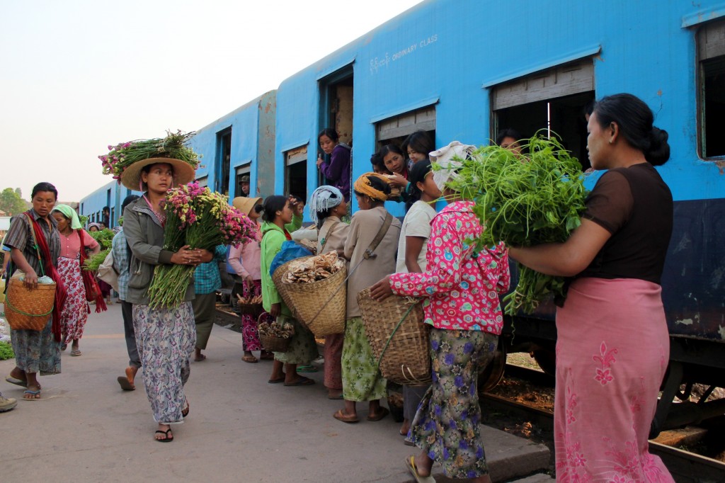 Ravitaillement à la gare de train de Myin Dike