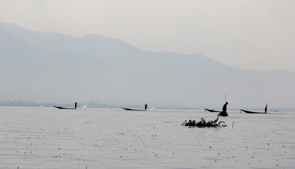 Pêcheurs au petit matin sur le lac Inlé