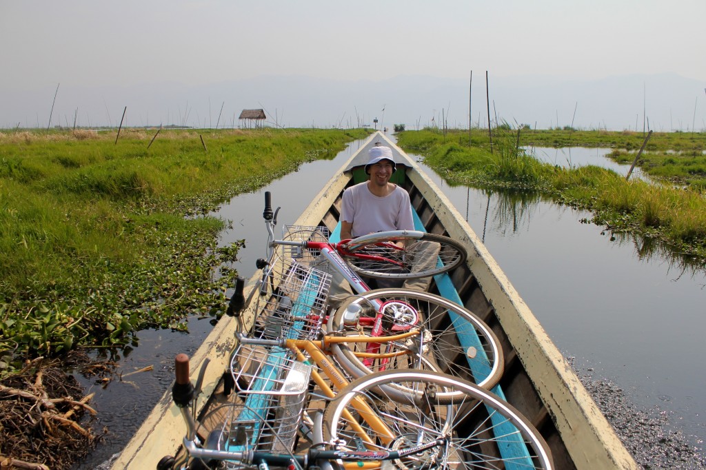 Comme les habitants, nous n'avons pas hésité à traverser le lac en vélo, avec Vincent un ancien tourdumondiste rencontré à Yangon