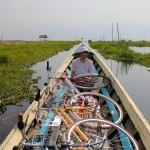 Comme les habitants, nous n'avons pas hésité à traverser le lac en vélo avec Vincent un ancien tourdumondiste rencontré à Yangon