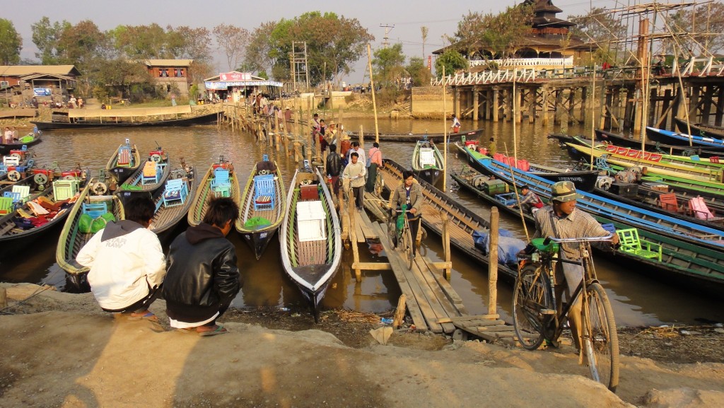 Traversée du canal avec les vélos sur un petit pont de fortune en bambou