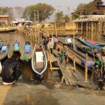 Traversée du canal avec les vélos sur un petit pont de fortune en bambou