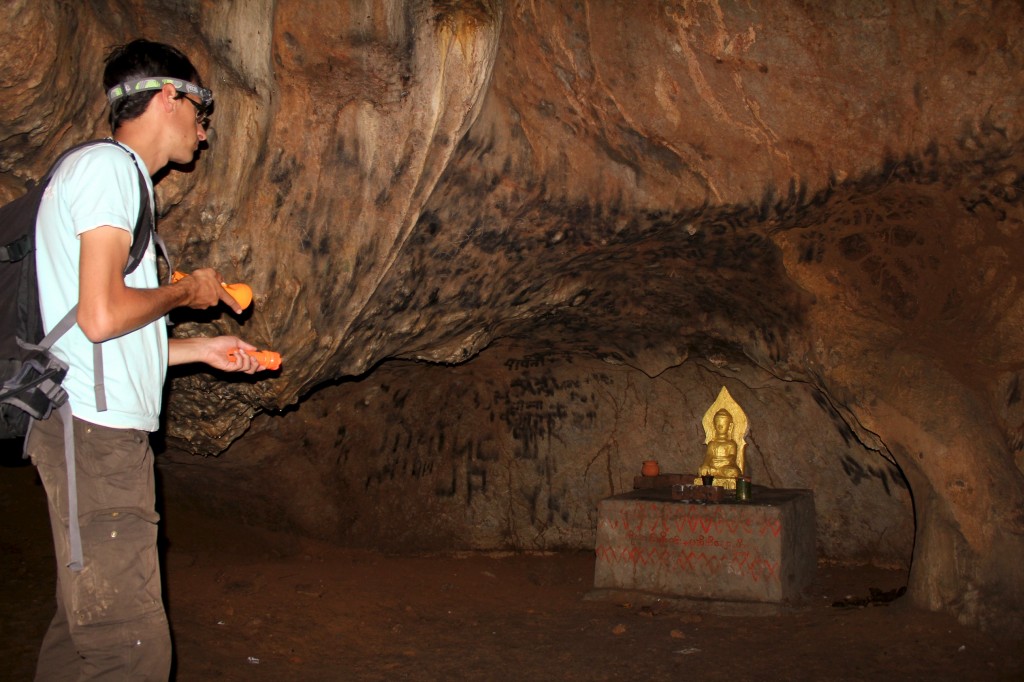 Statue dorée de bouddha cachée dans une grotte