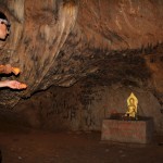 Statue dorée de bouddha caché dans une grotte