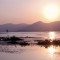 Pêcheur intha sur fond de couché de soleil sur le lac Inlé