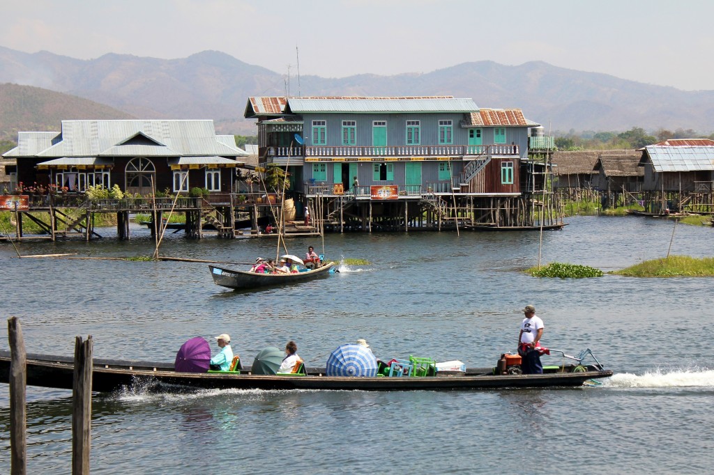 Boutiques de souvenirs flottantes sur le lac !