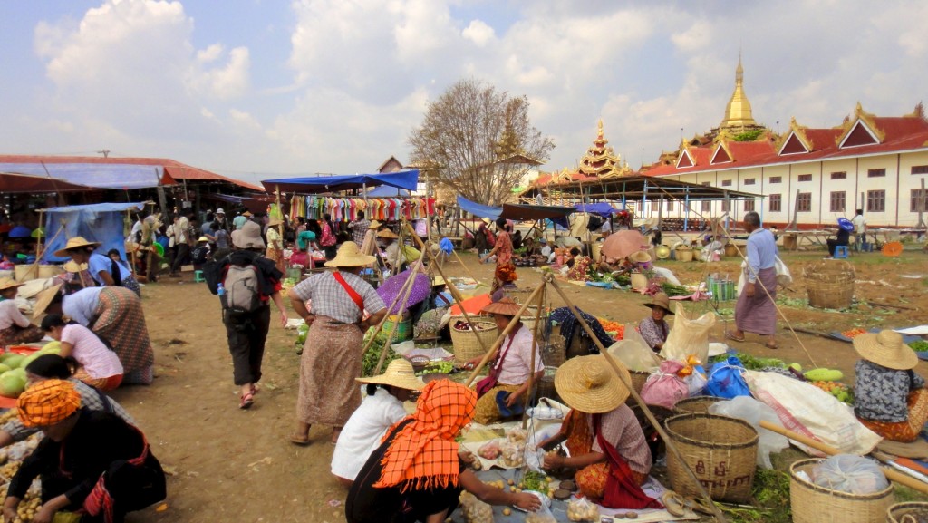 Marché dans le village de Tha Ley près de la paya Phaung Daw Oo