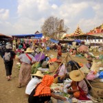 Marché dans le village de Tha Ley près de la paya Phaung Daw Oo