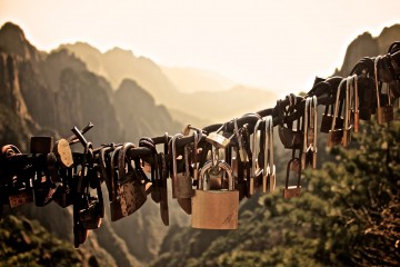 Cadenas accrochés en guise d'amour éternel