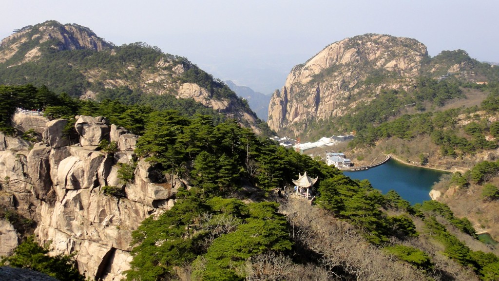 Au loin certains des hôtels dans la montagne