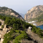 Au loin certains des hôtels dans la montagne