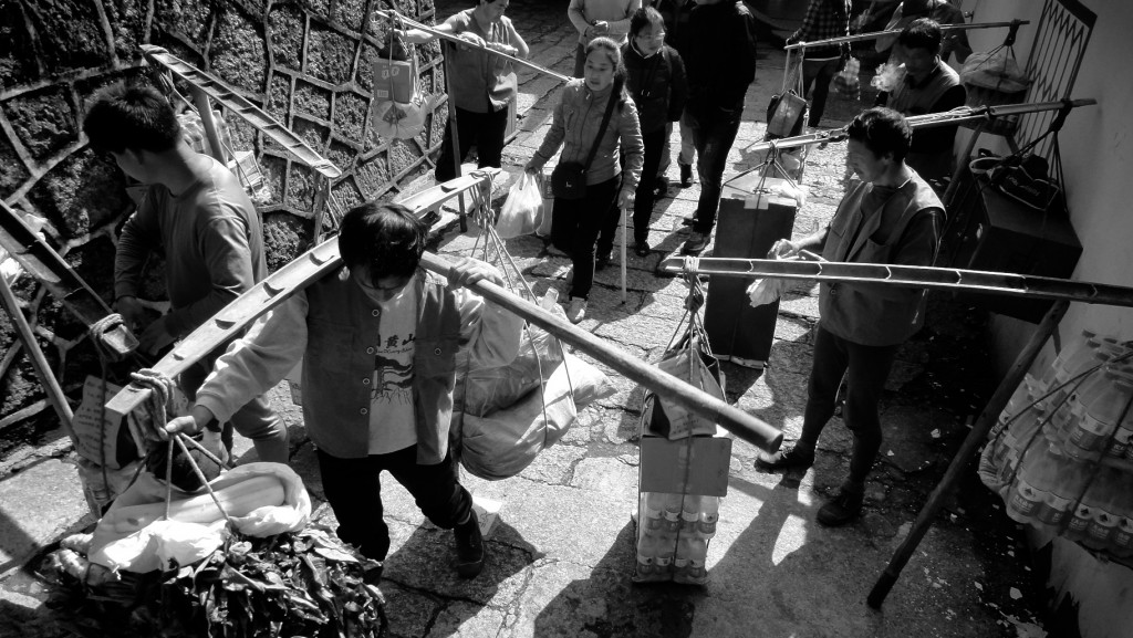 Départ des porteurs au pied des escaliers de l'est