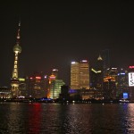 Les immeubles de Pudong de nuit depuis le Bund
