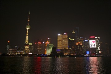 Les immeubles de Pudong de nuit depuis le Bund