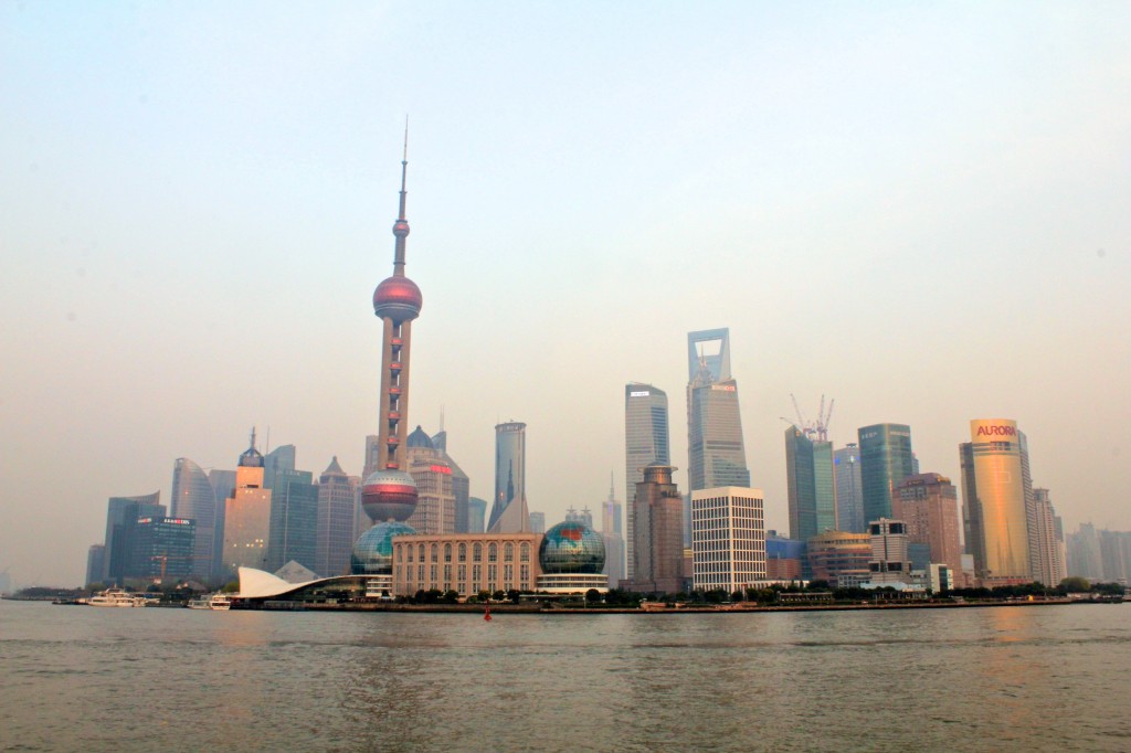 Les immeubles de Pudong au coucher du soleil depuis le Bund