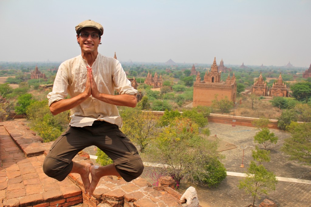 Toujours plus haut pour admirer la vaste pleine au plus de 2000 temples de Bagan