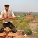 Toujours plus haut pour admirer la vaste pleine au plus de 2000 temples de Bagan