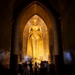 L'un des quatre bouddha doré dans le temple d'Ananda