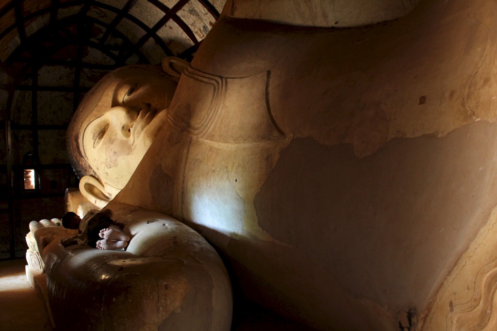 Bouddha couché près de la paya Shwesandaw