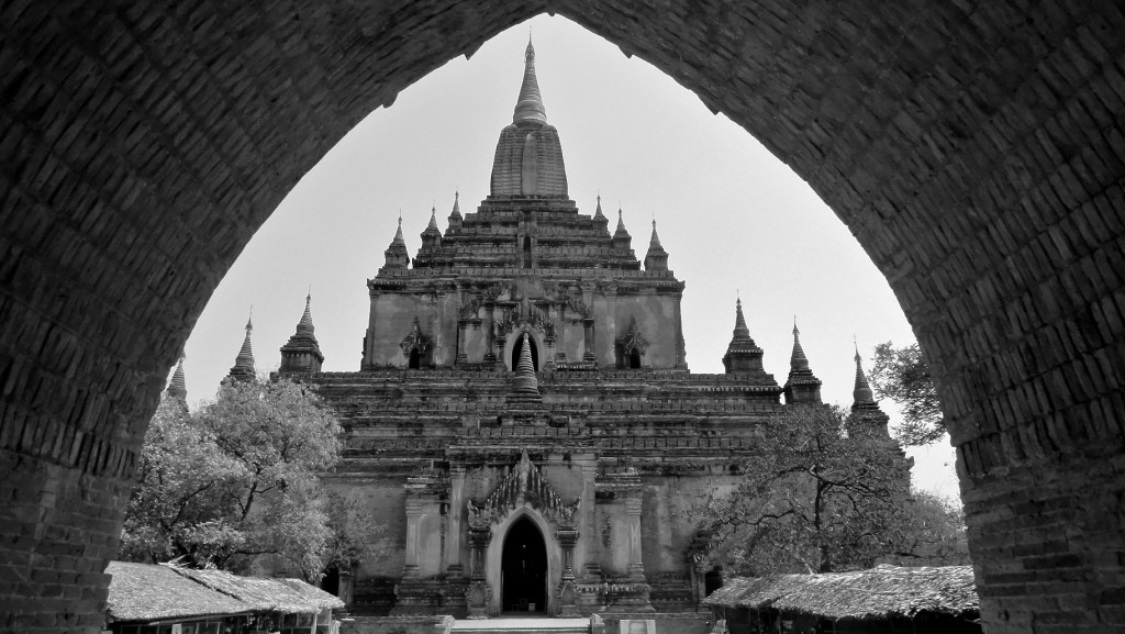 Devant l'entré du temple Sulamani