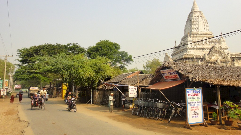 La rue des restaurants à Nyaung U