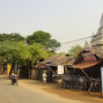 La rue des restaurants à Nyaung U