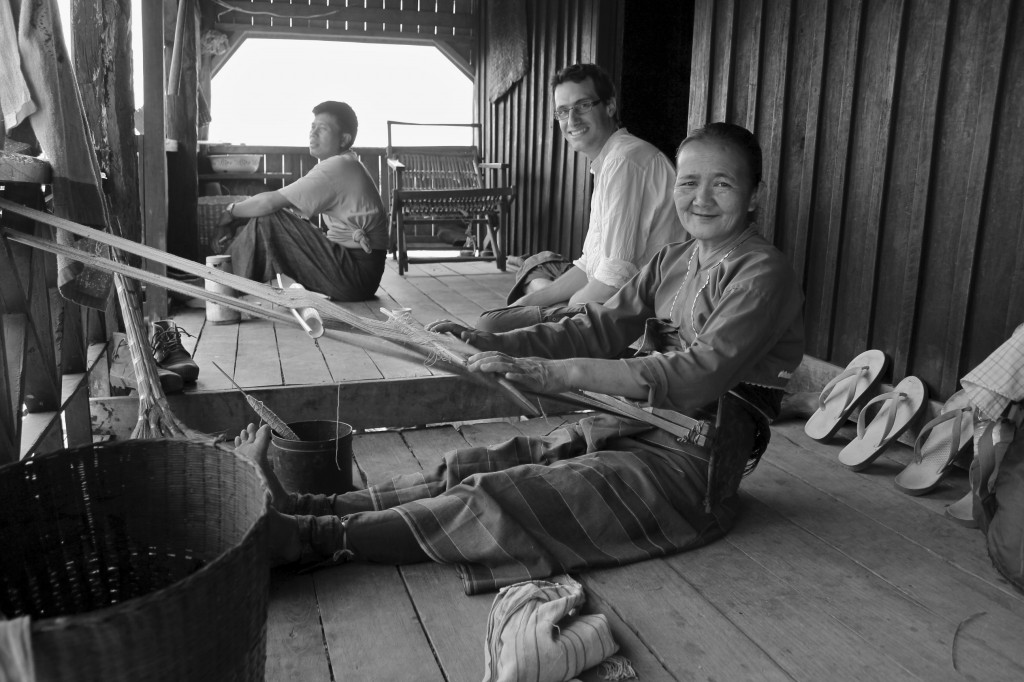 Tissage traditionnel d'un sac shan porté par de nombreux birmans