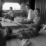 Tissage traditionnel d'un sac shan porté par de nombreux birmans