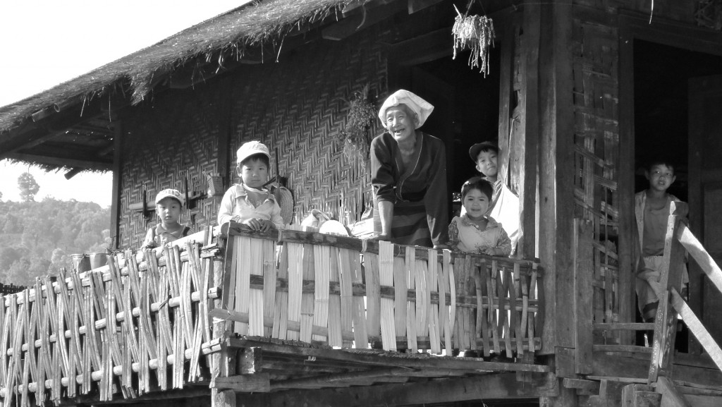 Habitants pa-o à la terrasse de leur maison en bambou