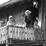 Habitants pa-o à la terrasse de leur maison en bambou