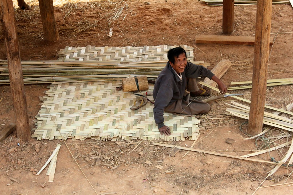 Tressage de panneaux de bambou pour les murs d'une maison