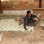 Tressage de panneaux de bambou pour les murs d'une maison