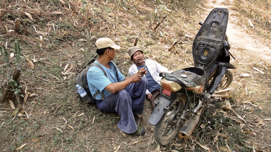 Discussion autour d'un problème mécanique entre notre guide et un habitant de la montagne