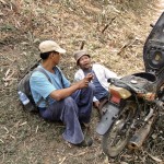 Discussion autour d'un problème mécanique entre notre guide et un habitant de la montagne