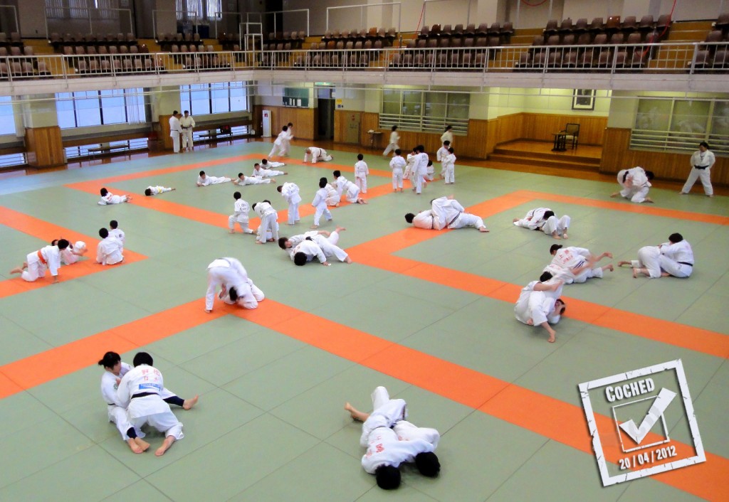 Cours de judo sur le dojo principal du Kodokan à Tokyo
