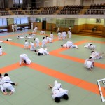 Cours de judo sur le dojo principal du Kodokan à Tokyo